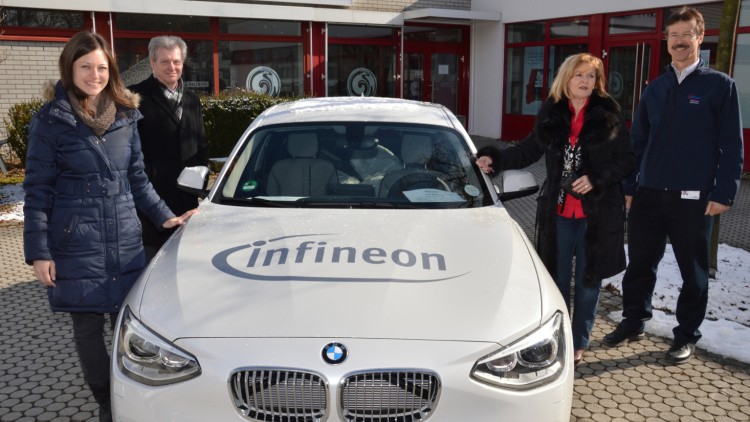 Die Carsharing-Flotte in Regensburg können die Infineon-Mitarbeiter für breufliche und private Fahrten nutzen. Erwin Hammerl (re.), Sprecher der Betriebsleitung Infineon Regensburg, begrüßt das neue Konzept.