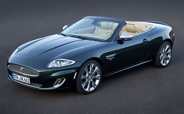 Im Traditionsgrün: Das Produktionsende des Jaguar XK begehen und besiegeln die Briten mit einem Sondermodell, von dem sie 66 Stück bauen.