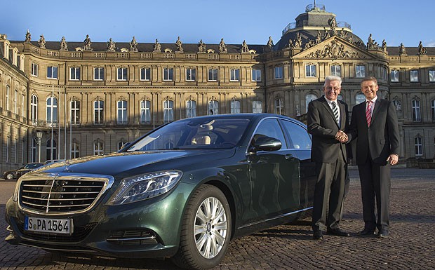 Sauberster Ministerpräsident: Winfried Kretschmann (l.), Landesvater von Baden-Württemberg, stößt mit seinen S-Klasse wenig CO2 aus, was auch Daimler-Vorstand Thomas Weber freuen dürfte. 