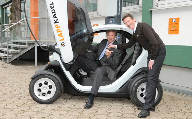 Lapp Geschäftsführer Gerald Lawrenz übernimmt einen Renault Twizy von Hendrik Handke vom Renault Autohaus von der Weppen.