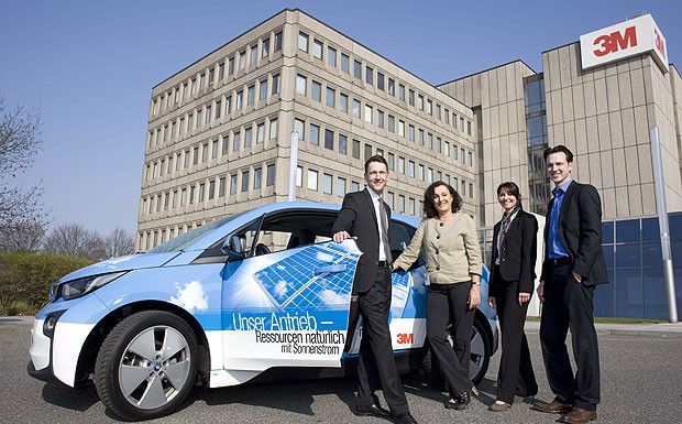 Willkommener Stromer: Maciej Czarnecki (l., LeasePlan), Elke Eggert (3M), Nadine Gäbler (LeasePlan) und Manfred Czichowski (3M) freuen sich über den BMW i3 in der 3M-Flotte.