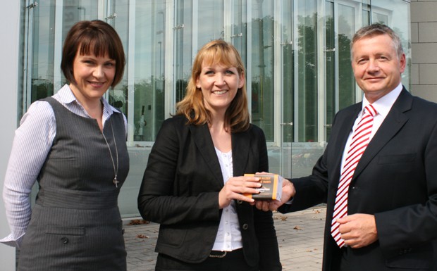 Neue Partner:Die Corpus-Soreo-Mitarbeiterein Sylvana Maybeck (Mitte) freut sich mit Sabine Konca (li.), Fuhrparkleiterin bei Corpus Sireo auf die Zusammenarbeit mit Axel Thomas, Regionalleiter LeasePlan Deutschland.