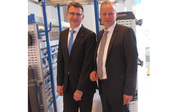 (v.l.n.r.) Reinhold Braun, Geschäftsführer der Sortimo International GmbH, und Oliver Schnug, Bereichsleitung von LeasePlan Go, stellten auf der IAA 2012 dem Fachpublikum die Vorteile der Kooperation vor