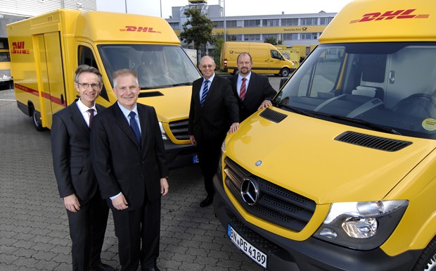 Bei der Übergabe (v.l.n.r.): Hans-Joachim Bayer, Direktor Behörden- und Sonderfahrzeuge Mercedes-Benz Vertrieb Deutschland, Stefan Decher, Leiter Niederlassung Brief Frankfurt, Deutsche Post AG, Gerd-Dieter Benzing, Geschäftsführer der Deutschen Post DHL 