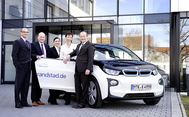 Auto-Gruppenbild: Oliver Immig (BMW), Patrick Hemming (Autohaus Euler Hofheim), Anja Nann Mobility Concept), Estelle Bolder (Randstad) und Christian Falcoini (BMW) am BMW i3 (v.l.n.r.).