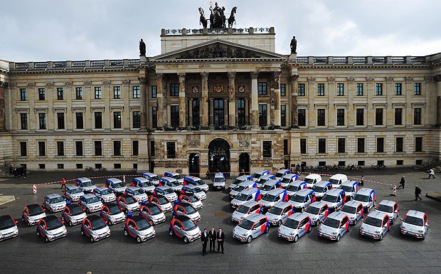 Schlossparade: Die neuen E- und Erdgasautos von BS Enegry reihen sich vorm Braunschweiger Wahrzeichen auf.
