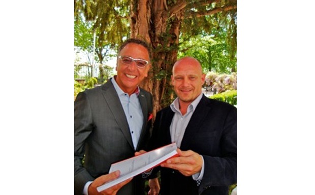 PS-Team-Geschäftsführer Peter Schmehl (li.) und Mathias Dreher, Geschäftsführer von Wallenius Wilhelmsen Logistics Iberica, S.L.U