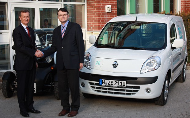 Lionel Wolff, Geschäftsführer Arval Deutschland (li.) und Philippe Métras, Generaldirektor der RCI Banque S.A. Niederlassung Deutschland, bei der Vertragsunterzeichnung