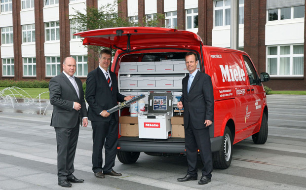 Guido Geller, Leitung Miele-Kundendienst Deutschland (re.) nimmt gemeinsam mit Thomas Andres, Projektleiter für Miele Fahrzeugeinrichtungen (Mitte) von Michael Schwiegers, Key Account Manager der Sortimo International GmbH, den Transporter entgegen.