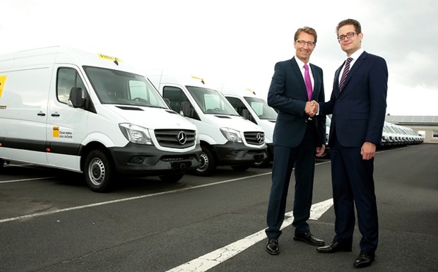 Matthias Hindemith, Mitglied der Geschäftsleitung des Mercedes-Benz Vertrieb Deutschland und verantwortlich für den Vertrieb Transporter (links im Bild), mit Sören Hensen, Director Fleet Germany der Hertz Autovermietung (rechts), bei der Übergabe der neue