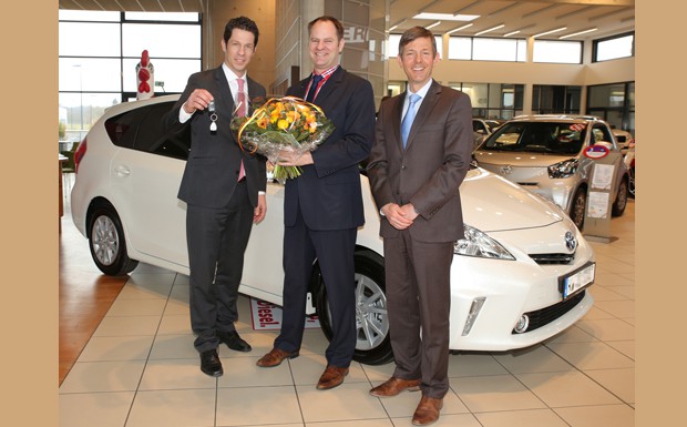 v.l. Tim Össling, Key Account Manager Geschäftskundenservice Toyota Deutschland, Roman Suthold, Leiter Verkehr und Umwelt ADAC Nordrhein, und Michael Hess, Geschäftsführer Autohaus Yvel Raderberggürtel.
