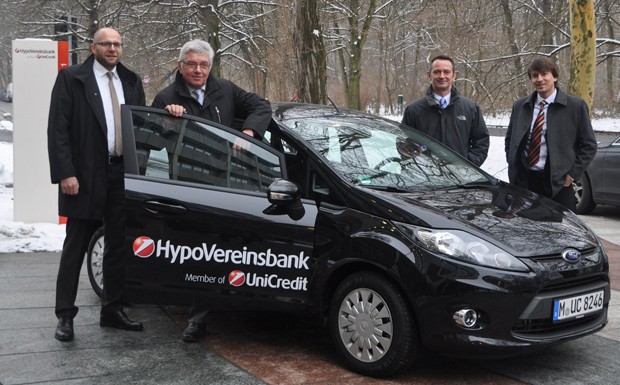 Ein Fiesta von 226 Stück: (v.l.) Andreas Maurer, Teamleiter Kundenbetreuung Mobility Concept, Franz Lehmann, Leitung RTO Banking Support UniCredit Bank AG, Andreas Grausam, Leitung Mobility Management UniCredit Bank AG, und Yavuz Acar, Associate Mobility 