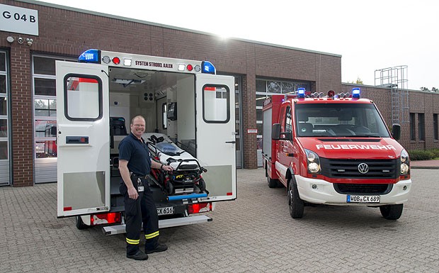 Im Doppelpack: Die zwei neuen Crafter nutzt die VW-Werksfeuerwehr als Vorausrüstwagen (r.) und Rettungstransportwagen. 