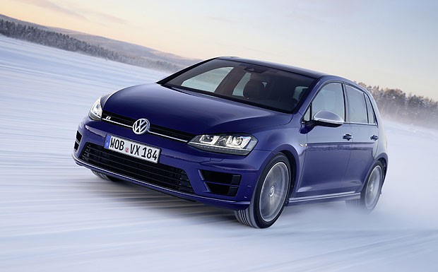 Auch auf Schneee ein kraftvoller Sprintass: Der 300 PS starke Golf R, mit dem VW seine wichtigste Baureihe nach oben abschließt.