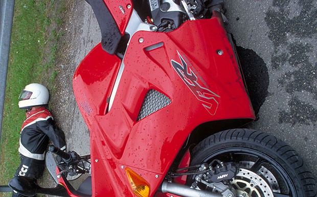Urteil: Ein Pkw-Fahrer, der einem Motorradfahrer absichtlich ins Heck fährt, riskiert zumindest, eine einfache Körperverletzung zu begehen.