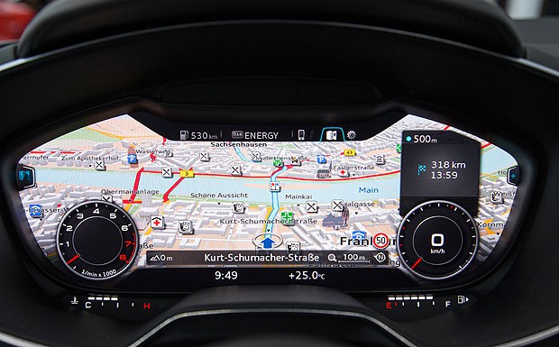 Sportlich-virtuell: Über das volldigitale Kombiinstrument hinterm Lenkrad soll der Audi TT-Fahrer bald zwischen Funktion- und Infotaimentansicht wählen können. 