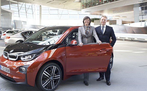 Verströmen Freude: Landesministerin Ilse Aigner und BMW-Manager Christoph von Tschirschnitz bei der i3-Übergabe.