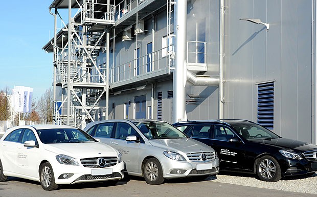 Einsatzbereit: Mercedes-Autos sollen den Zellulosesprit im Flottenversuch testen.
