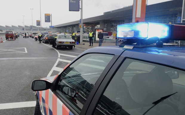 Polizei am Flughafen Amsterdam