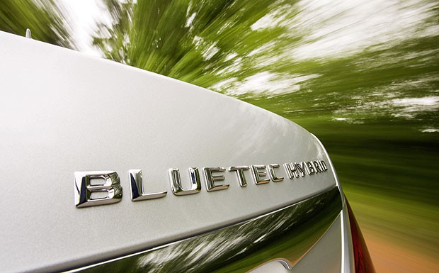 Schriftzug: Die neue Dieselhybridtechnik steht draußen drauf - und steckt natürlich unter der Haube beim Mercedes S300 BlueTec Hybrid. 