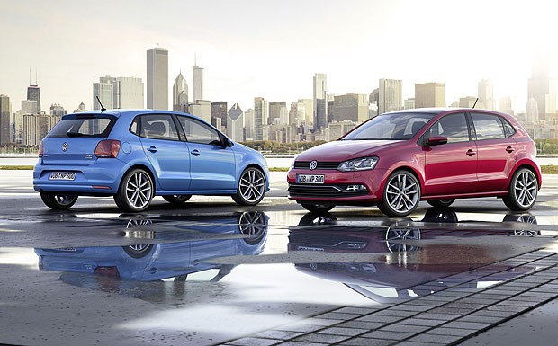 Stellt es zur Schau: Der geliftete VW Polo orientiert sich nun stärker am großene Bruder, dem Golf.