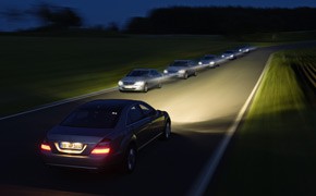 Mercedes-Benz: Nachts im rechten Licht unterwegs Mercedes Fernlicht-Assistent_text