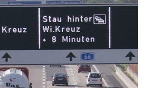 Forschungsinitiative: Schilder und Autos sollen bald miteinander sprechen Verkehrsschild Forschungsinitiative AKTIV