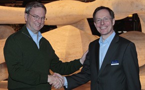 Daimler: Internet im Auto Eric Schmidt (Google) und Eike Böhm (Daimler)