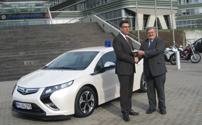 Hans-Joachim Seifert (Key Account Manager Bundes- und Landesbehörden, Adam Opel AG, links) und Torsten Krumm (Polizei Hamburg, Fuhrparkleitung) bei der Fahrzeugübergabe. 