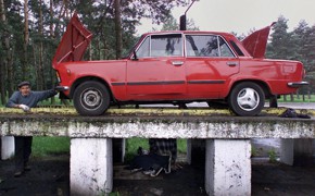 Ein Lada wird repariert