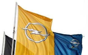 Branchenkrise: Opel prüft juristische Schritte gegen Dudenhöffer Opel-Flaggen