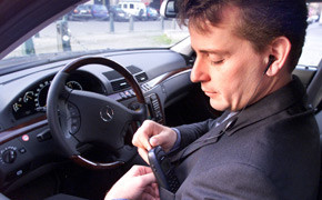 Urteil: Kopfhörer anlegen erlaubt Freisprechen_Auto_Text