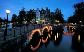 Am Rande: Amsterdam schafft Radkrallen ab Amsterdam bei Nacht