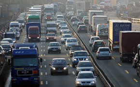 Urteil: Unfall bei Fahrspurwechsel - Wechselnder Autofahrer haftet