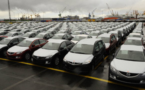 Branchenkrise: 90.000 Autos warten auf Käufer Hafen Flotte_Text