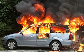 BGH: Brandstiftung gehört nicht zur Betriebsgefahr eines Pkw auto_feuer_brand
