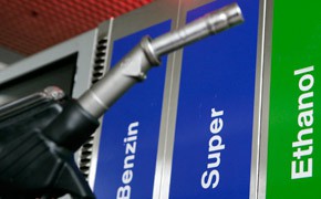 ADAC: Zwei Millionen Fahrzeuge E10-untauglich Ethanol Zapfpistole