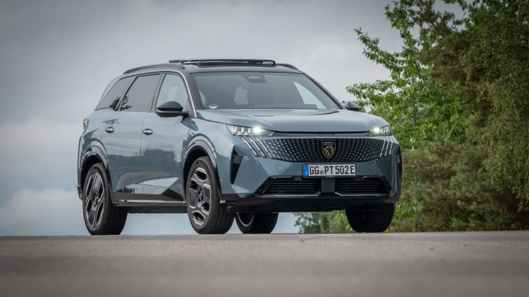 Peugeot E-5008 stehend gegen den Himmel fotografiert