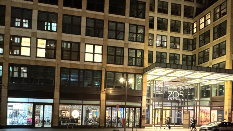 Neue Bicicli-Zentrale in Berlin hier in der Außenansicht bei Nacht.