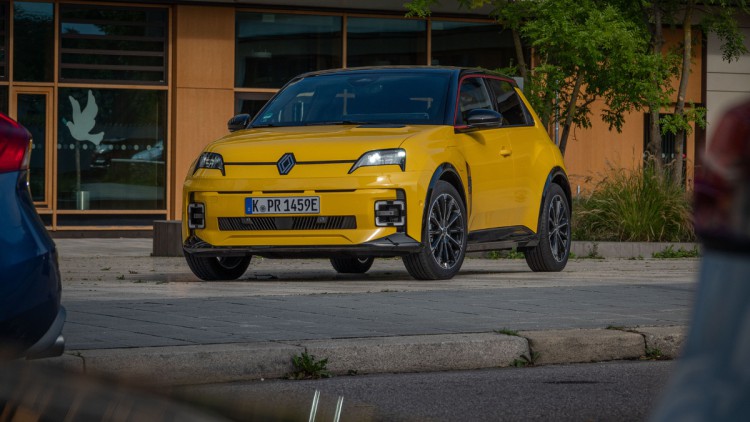 R5 stehend schräg von vorn fotografiert. Renault ist in knalligem Gelb lackiert