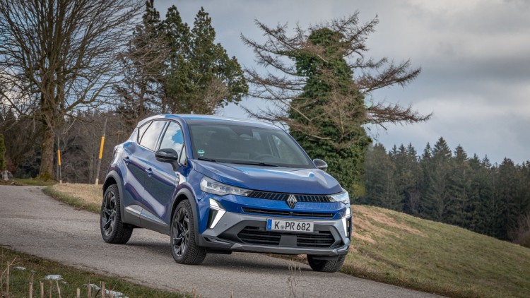 Renault Captur EDC 160 Esprit Alpine (2025) von schraeg vorn am Hang fotografiert, Captur in blau