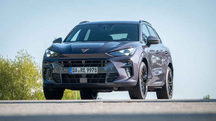 Cupra Terramar frei stehend gegen den Himmel fotografiert