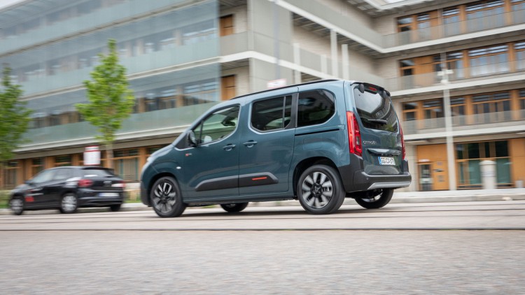 Citroen Berlingo HDi130 fahrend auf der Straße vor Schule