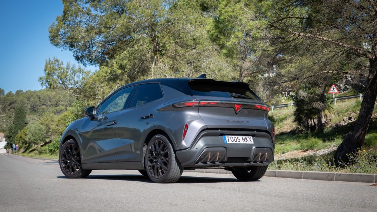 Cupra Raval von weit unten in der Heckansicht auf einer Betonstraße fotografiert