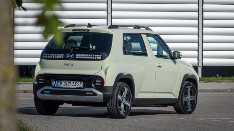 Hyundai Inster von schräg hinten fotografiert