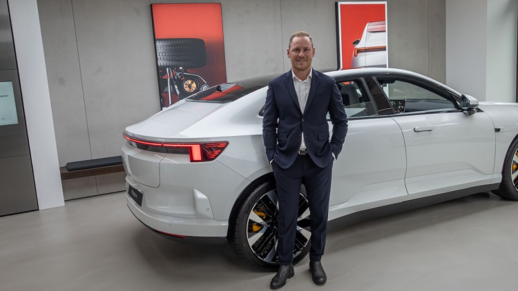 Polestar Pierre Mehlem am neuen Polestar 4. Das Besondere an dem SUV-Coupé ist die fehlende Heckscheibe. Eine Kamera übernimmt den Rückblick und zeigt das Bild im Monitor des "Innenspiegels" an.