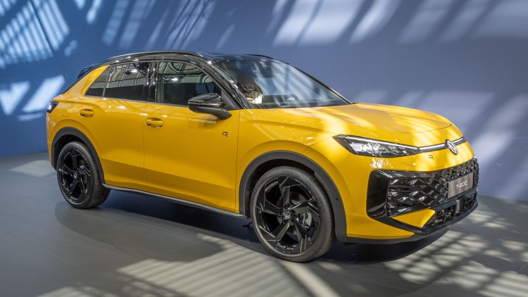 VW T-Roc seitlich von vorn fotografiert, Auto ist in gelb