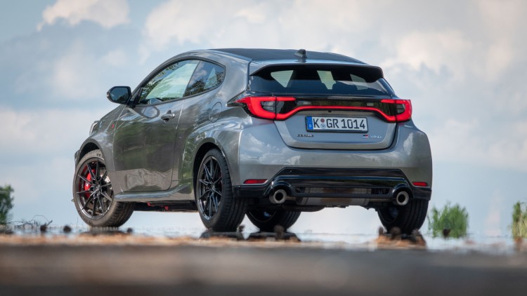 Toyota GR Yaris von hinten weit unten gegen den Himmel fotografiert