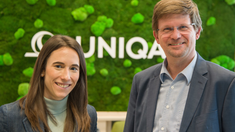 Adele Szabo (Volvo) und Bernhard Spitaler (Uniqa) vor grüner Wand mit Uniqa-Schriftzug