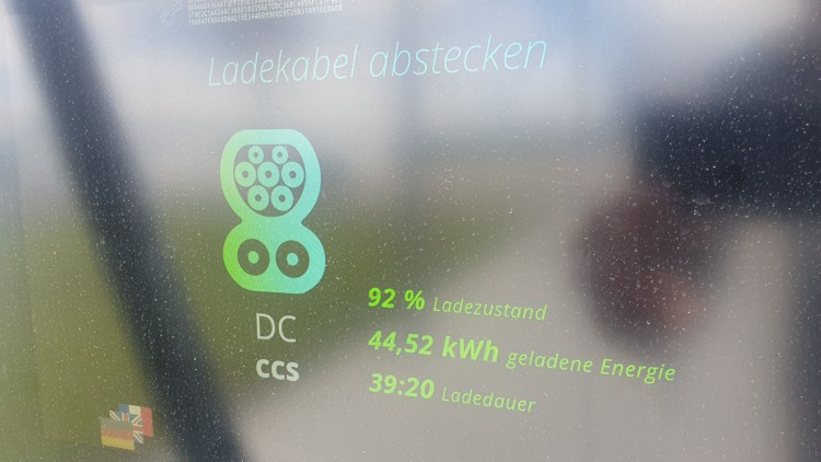 Ladesäule mit Anzeige der abgenommenen Strommenge